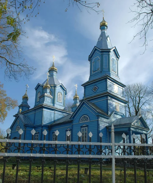 Kostel Nejsvětější Narození Panny Marie Olyka Modrá Obloha Žluté Listy — Stock fotografie