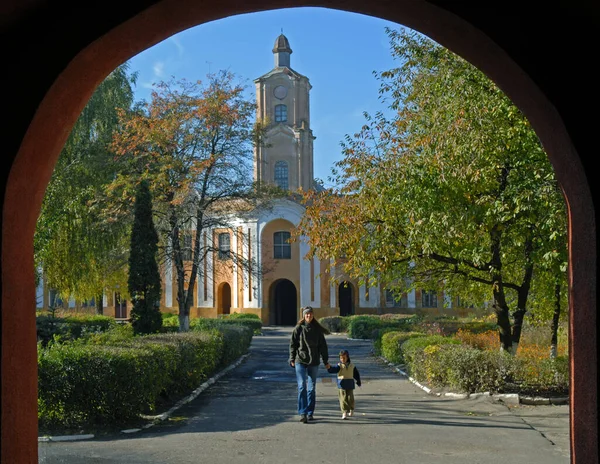 Radziwills Residenz Olyka Blick Durch Das Tor Blauer Himmel Hintergrund — Stockfoto