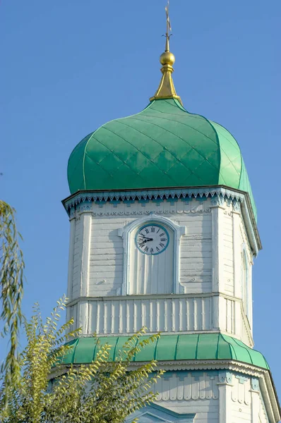 Kyrkan Klocktorn Med Klocka Mot Blå Himmel Bakgrund Treenighetskatedralen Novomoskovsk — Stockfoto