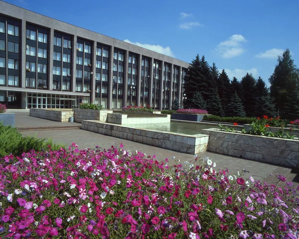 Budynek Administracji Miasta Krivoy Rog Kriviy Rig Kwiaty Pierwszym Planie — Zdjęcie stockowe