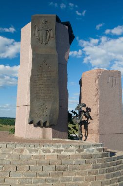 Zhovti Vodi Savaşı 'nın yapıldığı yerdeki anıt. Arka planda mavi gökyüzü.