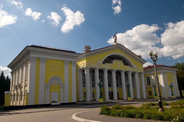 Zhovti Vody Palace Culture Blue Sky Background 건물의 전면은 기둥들로 — 스톡 사진