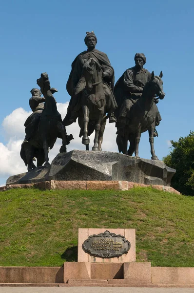 Zhovti Vody 解放戦争の英雄への記念碑 青空を背景に 前景の花々が構図を盛り上げます 記念碑は言う 1648年から1654年のウクライナ人の解放戦争の英雄 — ストック写真