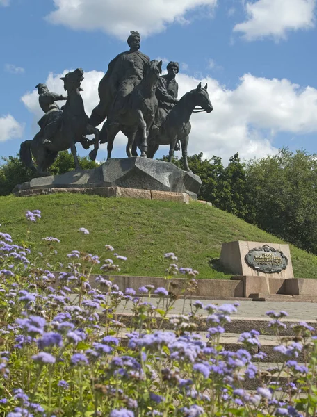 Zhovti Vody Monumento Heróis Guerra Libertação Céu Azul Fundo Flores — Fotografia de Stock