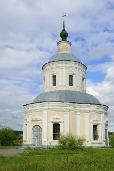 Kirche Der Heiligen Barbara Kitaygorod Grüne Wiese Vordergrund — Stockfoto