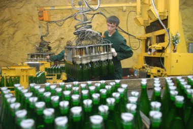 Bakhmut, Donetsk Oblastı / Ukrayna - 12.19.2007. Şampanya dolduran taşıyıcı. İşyerindeki adam manufactory 'da (dükkan).