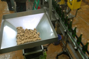 Bakhmut, Donetsk Oblastı / Ukrayna - 12.19.2007. Şampanya dolduran taşıyıcı. Mantarlar ön planda.