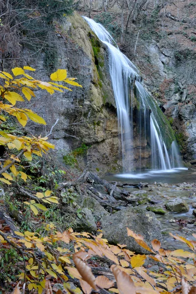 Wasserfall im Herbst — Stockfoto