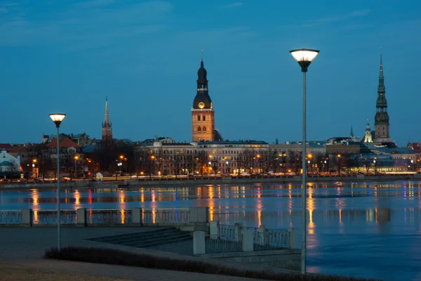 Riga - gece görünümü — Stok fotoğraf