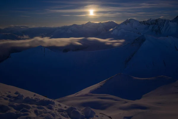 Лунная ночь в зимних горах — стоковое фото