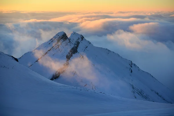 Morning clouds in mountains — Stock Photo, Image