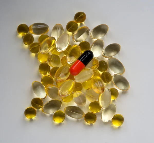 Pillole sulla superficie bianca — Foto Stock