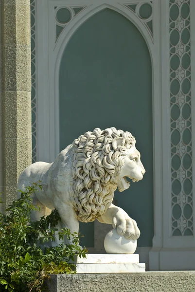 Escultura de león cerca del Palacio Vorontsov — Foto de Stock