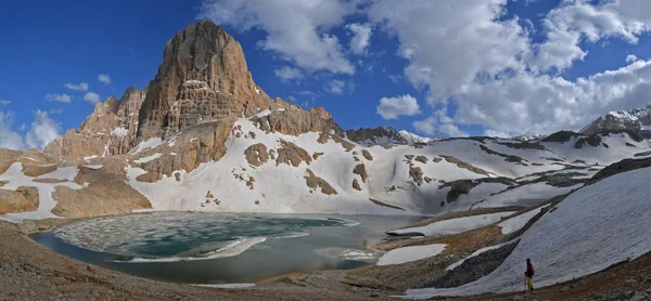 İnsanlarla dağların panoramik görünümü — Stok fotoğraf