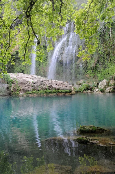 Paesaggio con cascata — Foto Stock