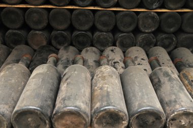 Eski şarap şişeleri.