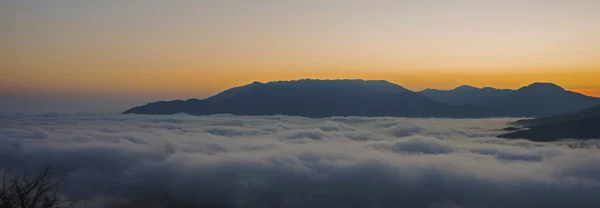 Paesaggio nuvoloso in montagna con nuvole — Foto Stock