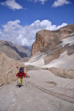 Kadın bir dağa tırmanıyor