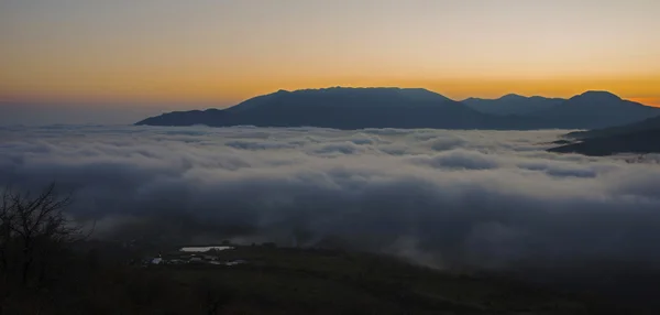 Paysage nuageux dans les montagnes de Crimée — Photo