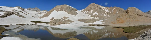 Montañas y lago - vista panorámica — Foto de Stock