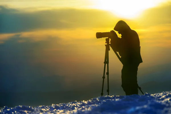 fotoğrafçı bir manzara fotoğraf çeker