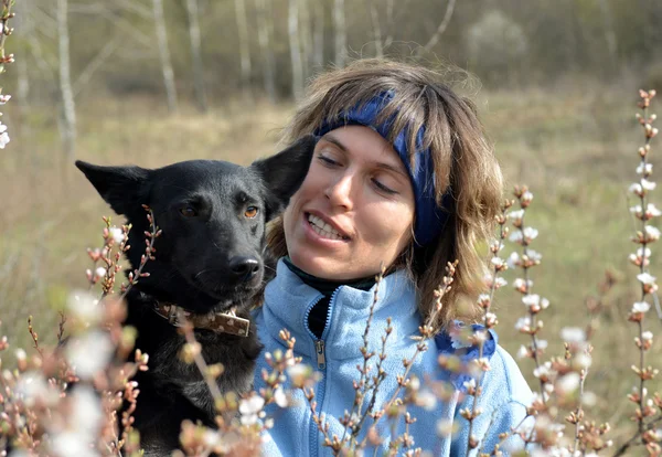 Mulher com cão preto — Fotografia de Stock