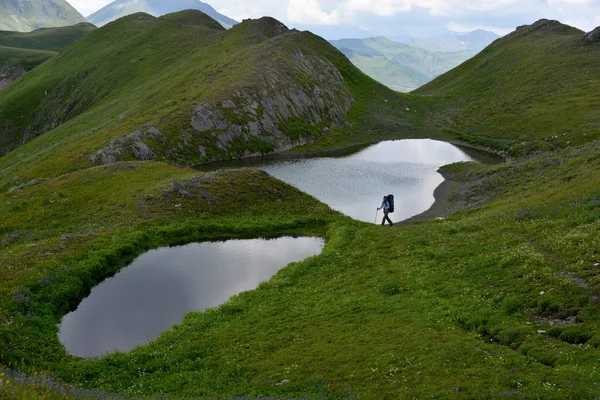 Paesaggio montano con laghi e turisti — Foto Stock