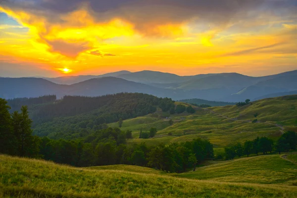 Belo pôr do sol nas montanhas dos Cárpatos — Fotografia de Stock