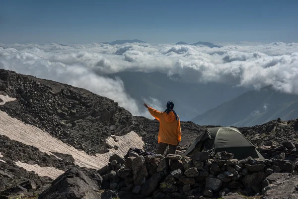 Turista contempla nuvens — Fotografia de Stock