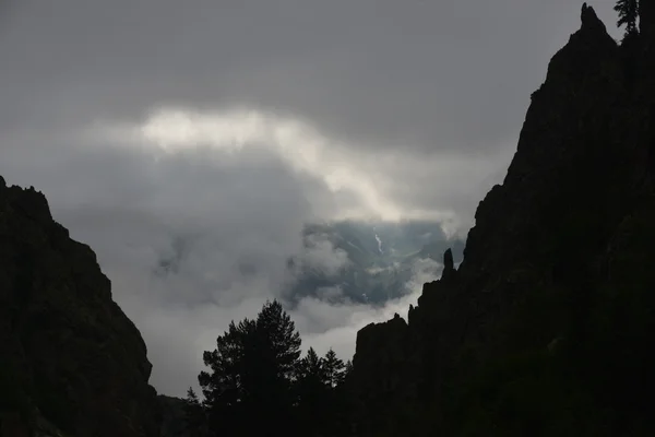 Svarta bergen och moln — Stockfoto
