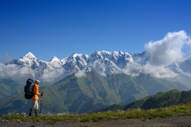 Yaz aylarında yürüyüş dağ