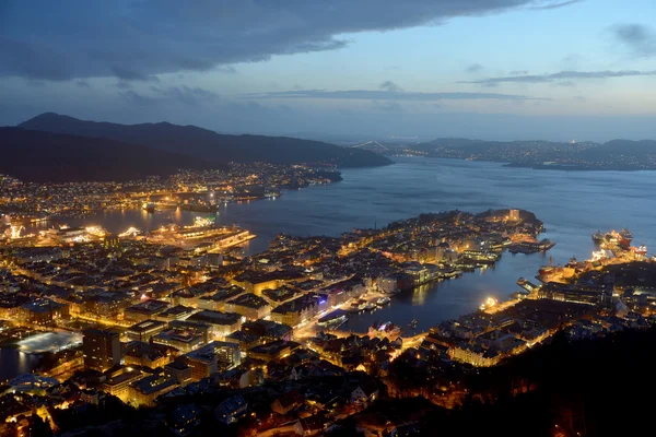 Bergen - top nacht weergave — Stockfoto