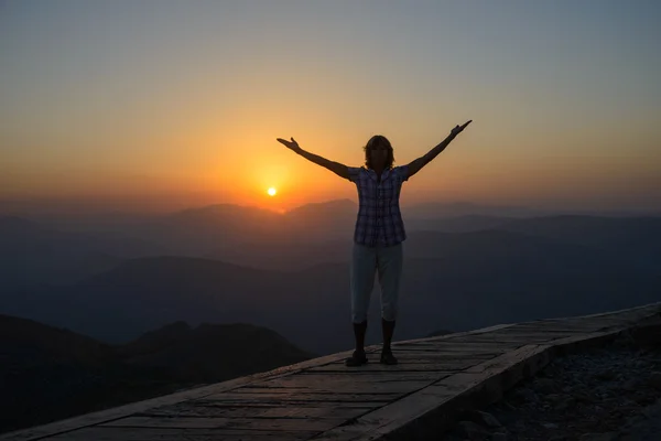 Femme contre coucher de soleil — Photo