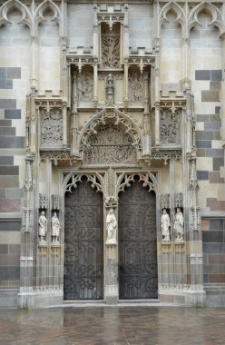 Saint Elisabeth Katedral portalı