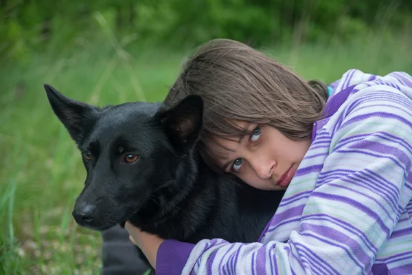 Chica con su perro —  Fotos de Stock