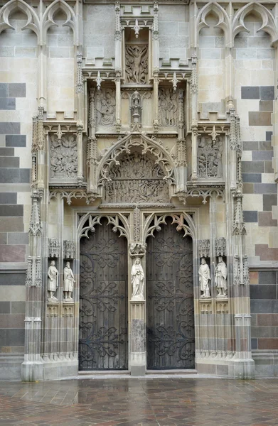 Portal de la catedral de santa Isabel — Foto de Stock