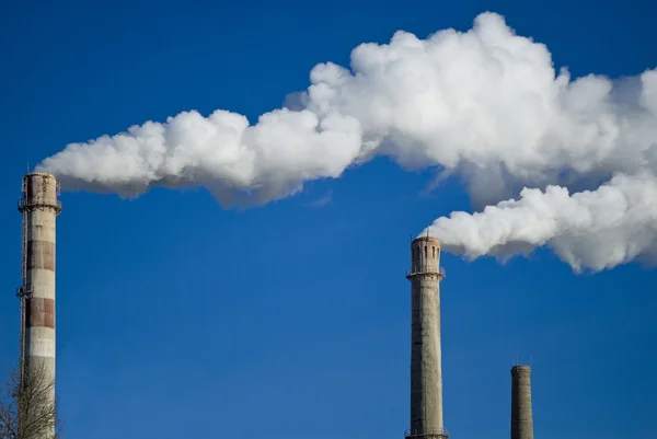Промышленный дым против неба — стоковое фото