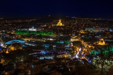 Tbilisi ve geceleri kutsal Trinity Katedrali