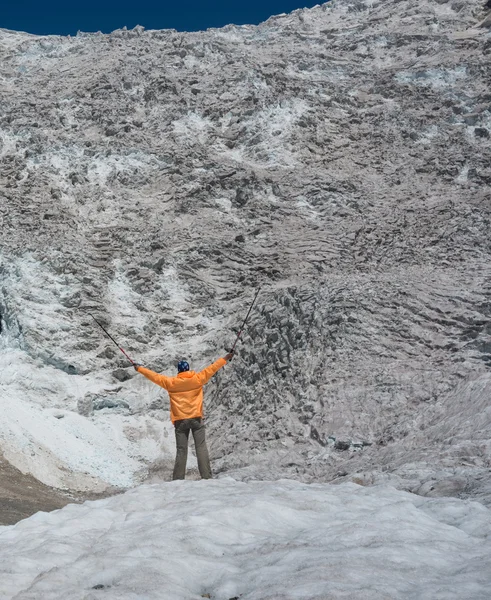 등산객은 icefall에 보이는 — 스톡 사진