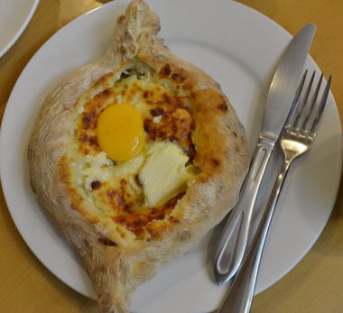 Acara khachapuri beyaz çanak üzerinde