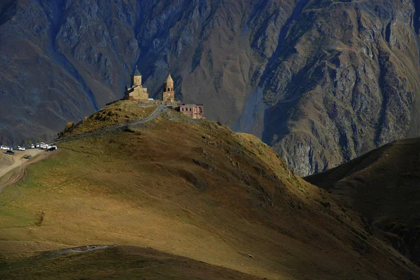 Gergeti Trinity Chiesa sullo sfondo della montagna — Foto Stock