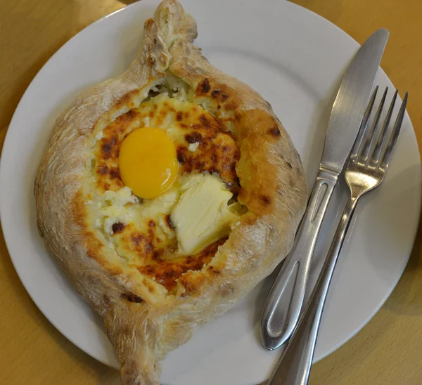 白い皿の上 Adjarian khachapuri — ストック写真