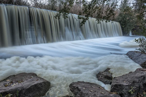 Dam en waterval — Stockfoto