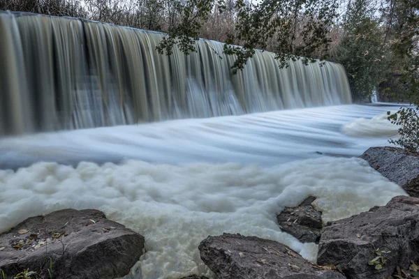 Гребля і водоспад — стокове фото