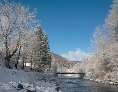 kış manzara mavi nehir ile