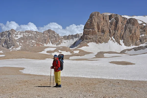 Backpacker surrounded with rocks — Stock Photo, Image