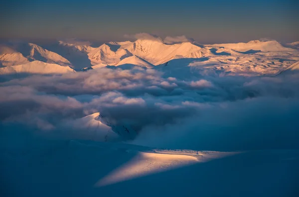 Sabah bulutlar kış dağlarda — Stok fotoğraf