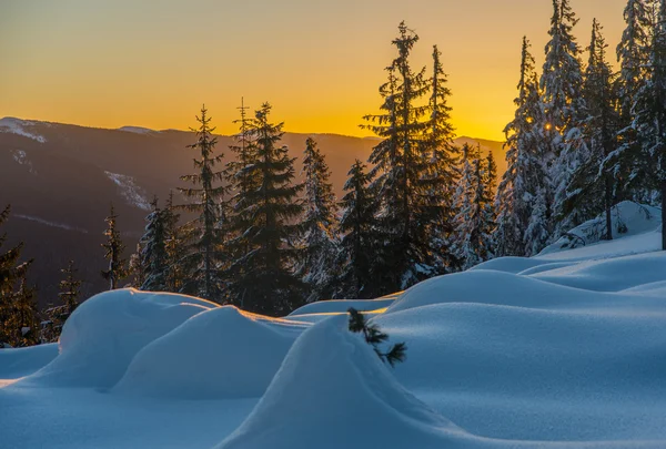 Montanhas de inverno ao pôr do sol — Fotografia de Stock