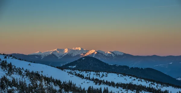 Winterabendszene in den Karpaten — Stockfoto