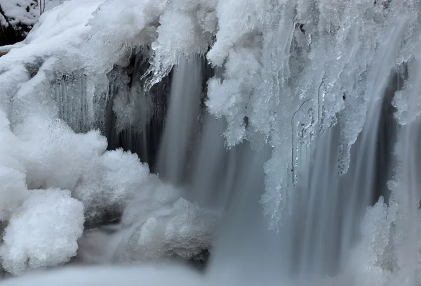 Neve e icicles sobre o fluxo — Fotografia de Stock